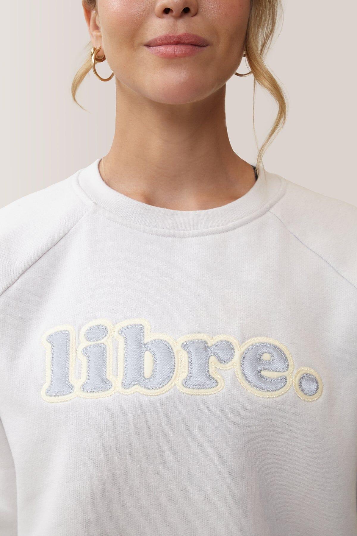 Femme qui porte le chandail LIBRE de Rose Boreal./ Women wearing the LIBRE Boyfriend Sweater by Rose Boreal. -Greige